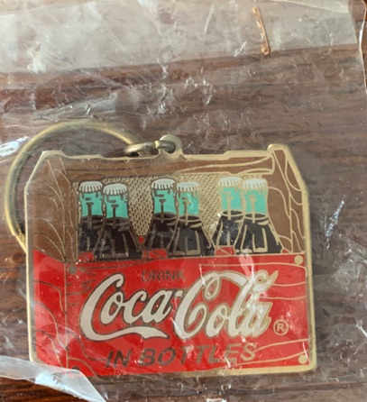 93149-1 € 5,00 coca cola sleutelhanger kratje.jpeg